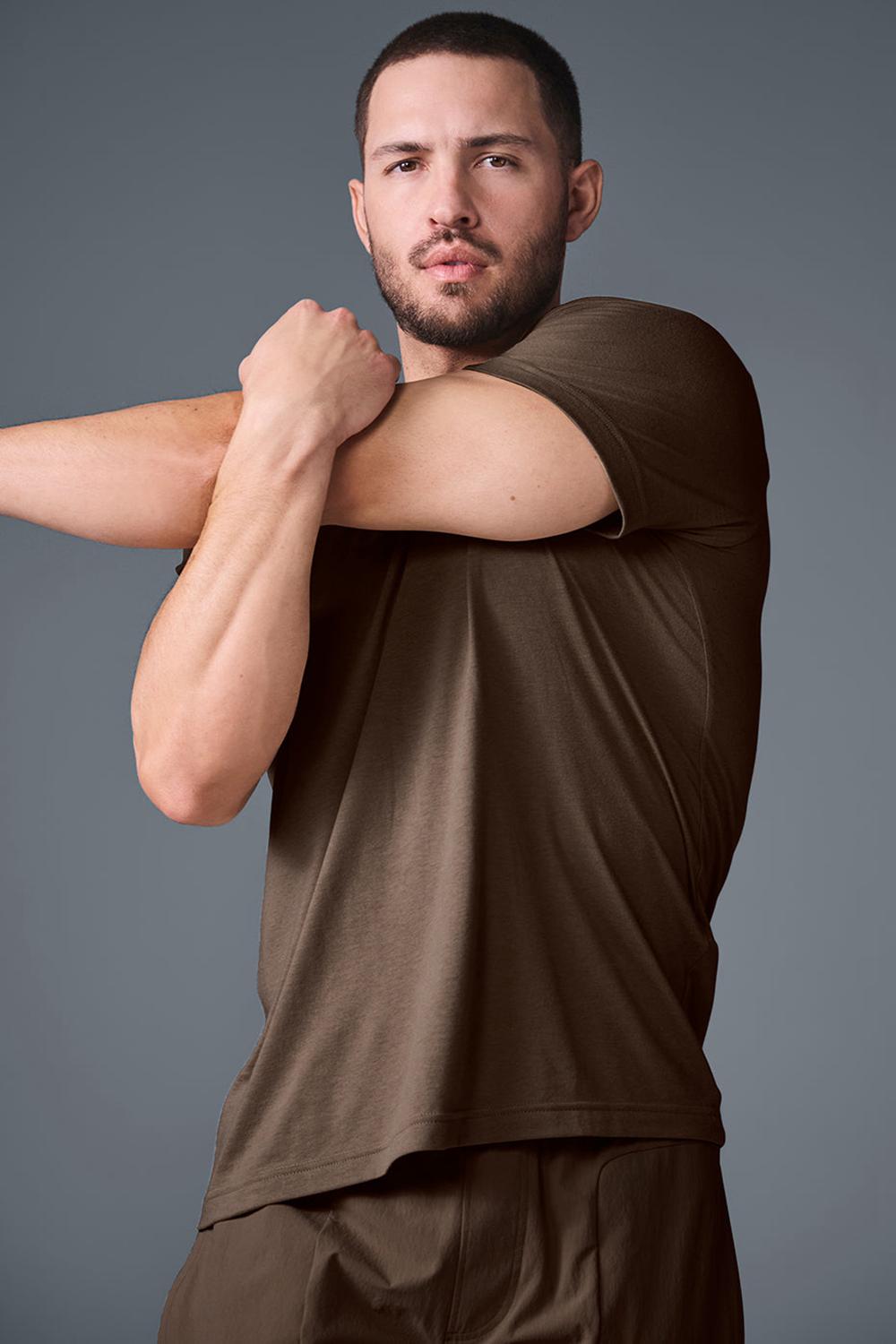 Camisetas Running Alo Yoga Triumph Hombre Espresso | España  NXJP-90741