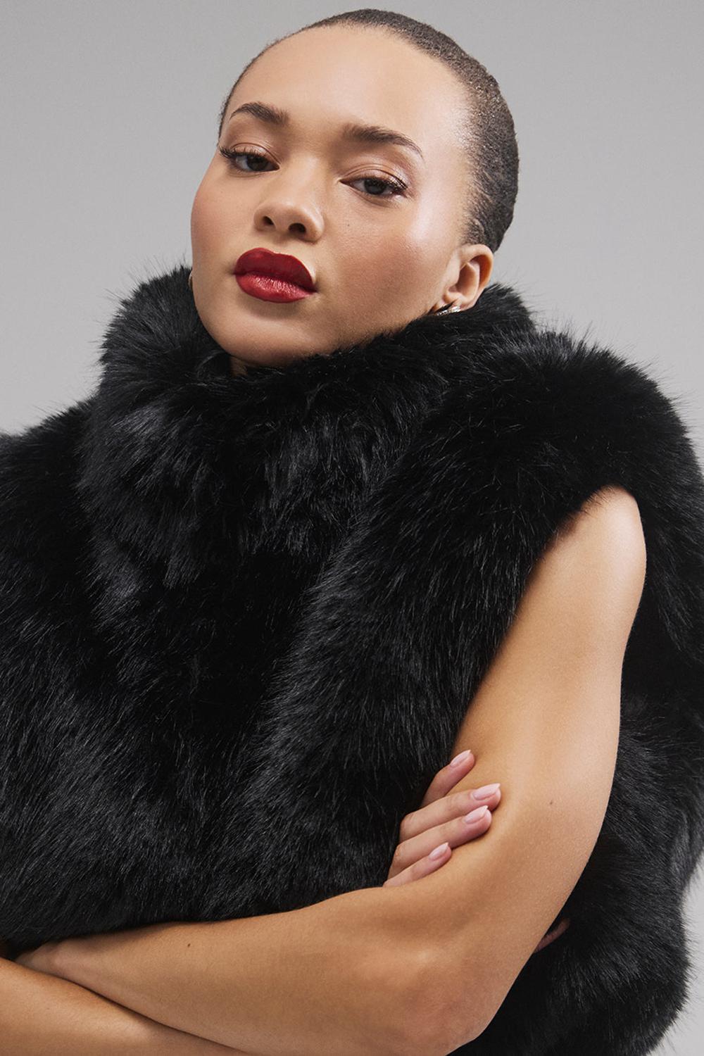 Chaleco Alo Yoga Opulent Faux Fur Cropped Mujer Negras | España  CVHR-87150