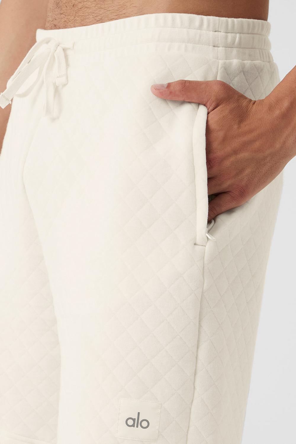 Short Alo Yoga Quilted Stadium Hombre Ivory | España  IFGY-91256