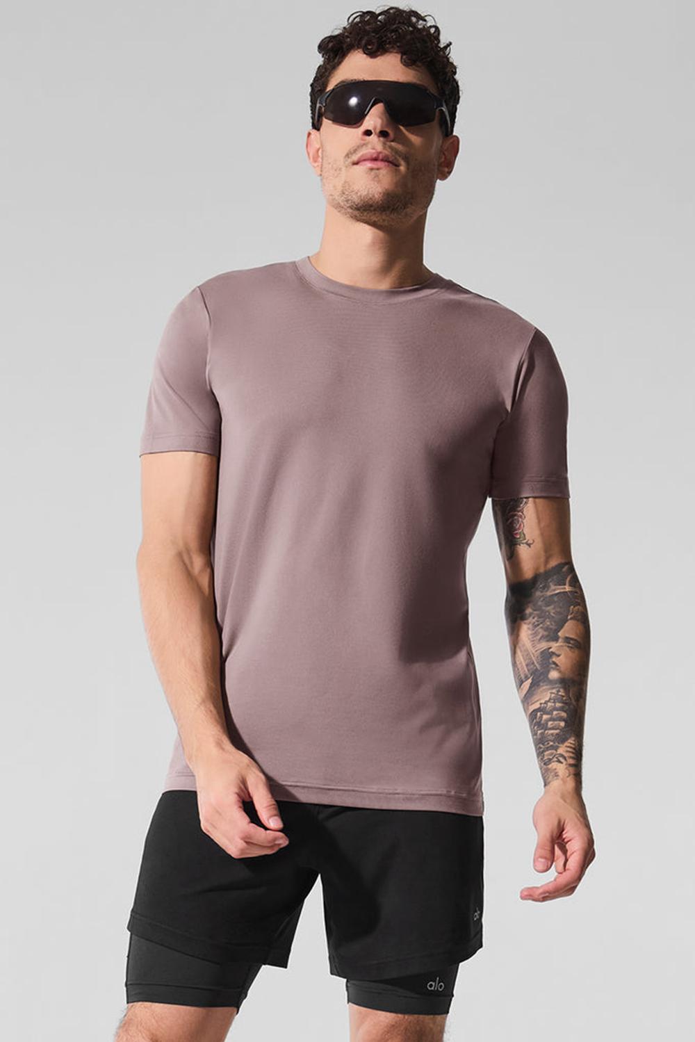 Short Sleeve Alo Yoga Conquer Reform Crewneck Hombre Mushroom | España  TJNP-02614