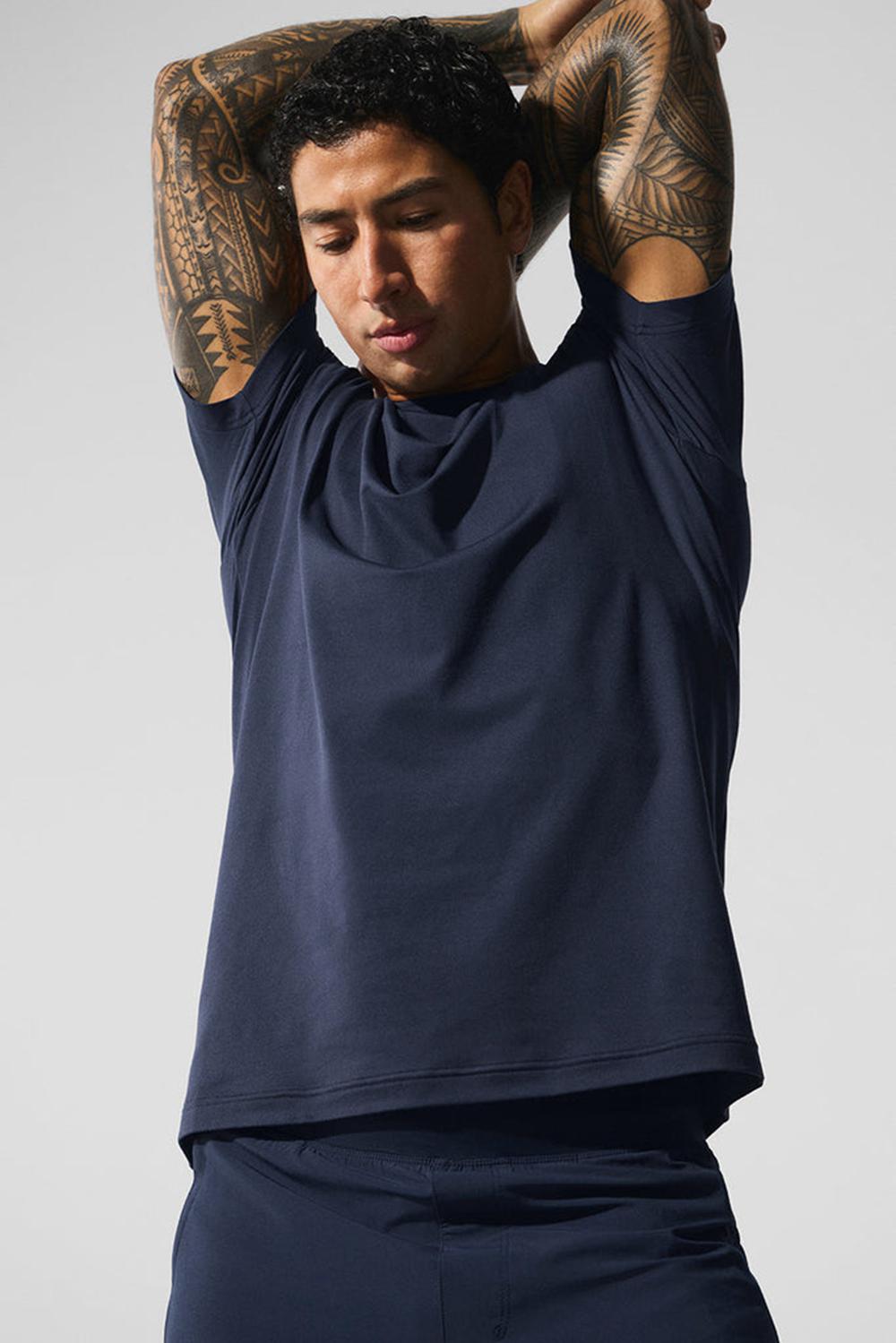 Short Sleeve Alo Yoga Conquer Reform Crewneck Hombre Azul Marino | España  NTJF-89423
